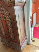 PETIT ARMOIRE A FRONTON en bois laqué rouge, noir et doré à … (photo 3)