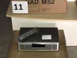 trois boîtes contenant du matériel électronique sont empilées les unes sur les autres