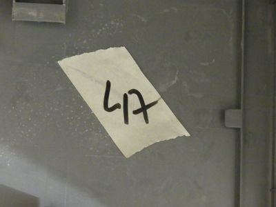 un bout de papier sur lequel est écrit le mot « la »