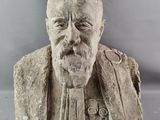 statue d'un homme barbu et moustachu sur fond gris