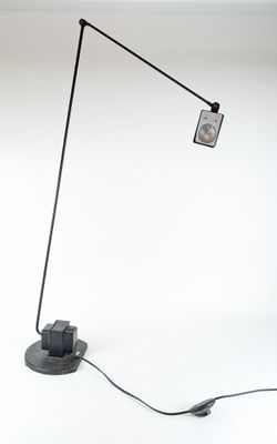 l'image d'une lampe posée sur une table