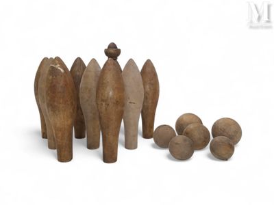 Jeu de neuf quilles en bois, avec cinq boules de taille dive…