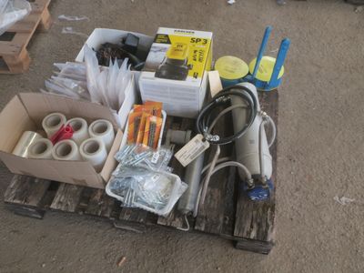une palette sur laquelle sont empilées tout un tas de fournitures