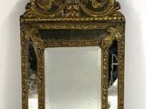 un miroir accroché au mur
