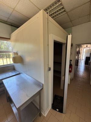 une image d'une cuisine avec un évier et un comptoir
