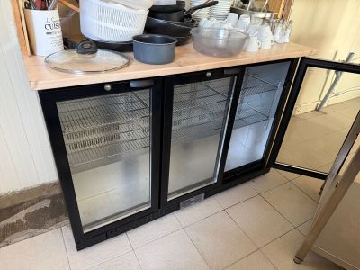 un plan de travail sur lequel sont posés des casseroles et des poêles