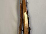 un fusil exposé sur une table