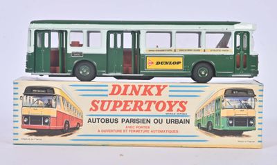 un bus vert et jaune et un bus vert et jaune