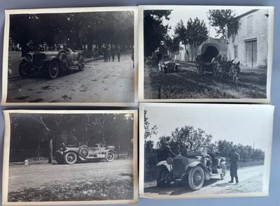 quatre photographies en noir et blanc de vieilles voitures garées sur le bord de la route