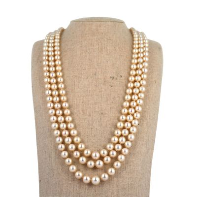 gros plan d'un collier sur un mannequin mannequin