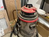 un aspirateur posé au milieu d'une pièce
