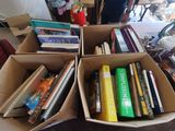 Des cartons remplis de livres sont empilés les uns sur les autres sur une table
