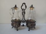 deux vases posés sur une table