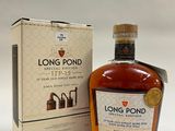 une bouteille de bourbon « Long Pond Small Batch » posée devant une boîte