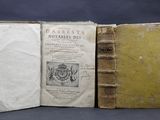 deux vieux livres posés l'un sur l'autre sur une table
