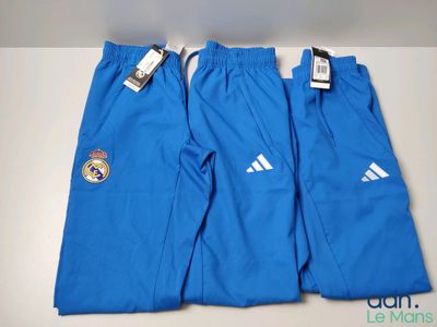 un gros plan sur un pantalon bleu orné d'un écusson sur le côté