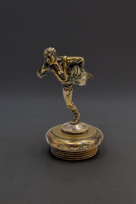 une image représentant une statue en bronze d'un homme sur un socle
