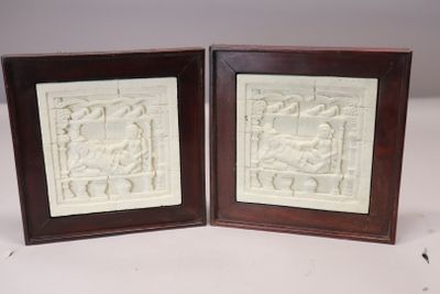 paire de plaques en ivoire sculpté représentant un homme et une femme dans un jardin