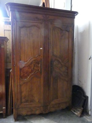 ARMOIRE de style Louis XV en noyer à décor de feuillages XIX…