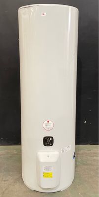 un grand chauffe-eau blanc posé directement sur un sol en béton