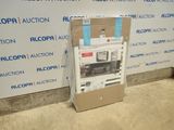 une machine posée sur le sol à côté d'un mur
