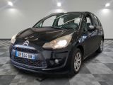 la petite voiture noire est garée sur un sol en damier