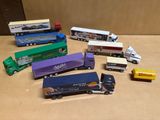beaucoup de camions miniatures posés sur la table