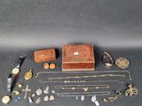 un assortiment de bijoux comprenant une boîte en bois, une montre, un collier et d'autres articles