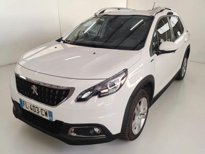 la petite voiture blanche est garée dans une pièce blanche