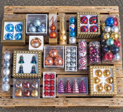 Un assortiment de décorations de Noël est présenté sur une palette