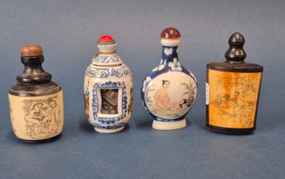 Plusieurs types de vases sont alignés sur un fond bleu