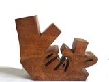 une sculpture en bois représentant un chat et un oiseau sur un fond blanc