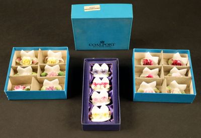 trois boîtes de bonbons assortis posées sur une table