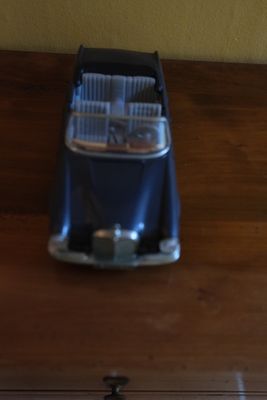 une cafetière posée sur une table en bois