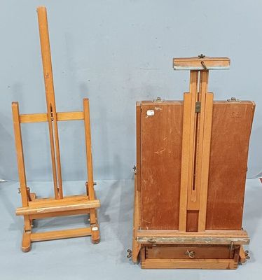 deux chevalets et une chaise placés les uns à côté des autres