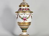 un gros plan d'un vase posé sur une table, sur fond blanc