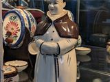 une figurine représentant un moine, exposée dans une vitrine