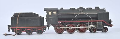 un petit train posé sur une surface blanche