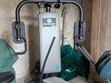 une machine qui se trouve dans un garage