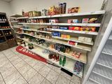 de nombreux rayons du magasin regorgent de produits alimentaires et de boissons