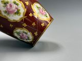 un gros plan d'une tasse à café décorée de fleurs
