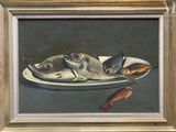 une peinture représentant un poisson sur une assiette sur laquelle se trouve un poisson