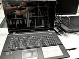 un ordinateur portable posé sur un bureau