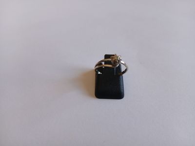 un anneau posé sur le dessus d'un bagage