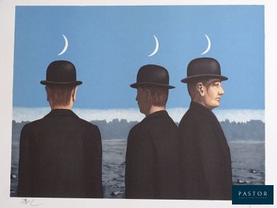 trois hommes coiffés de chapeaux melons se tiennent devant un ciel bleu