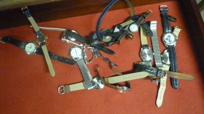 beaucoup de montres qui traînent par terre