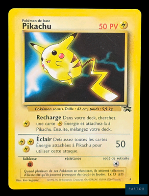 une photo d'une carte Pokémon sur laquelle figure un Pikachu