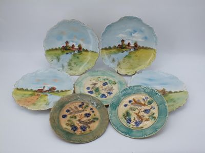 six assiettes ornées de motifs peints, posées sur une surface blanche