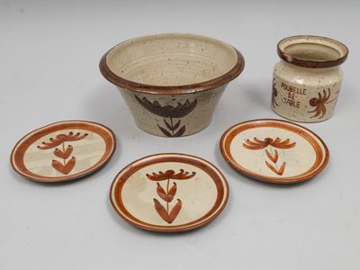 quatre assiettes et un bol sur la table