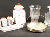 un grand nombre d'objets posés sur une table